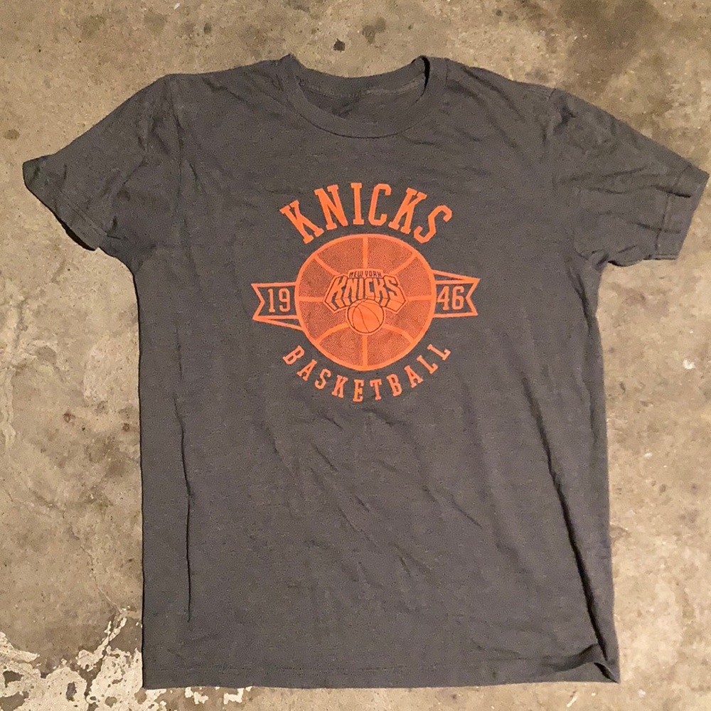 🕋🏀🚕 New York Knicks Size Medium Majestic Brand Tee Shirt ‘1946’ 🍎⛹🏾‍♂️🗽